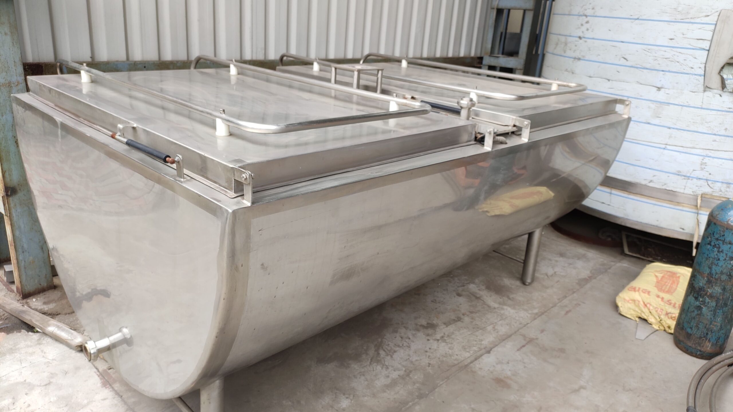 Bulk Milk Cooler 2000 Ltr